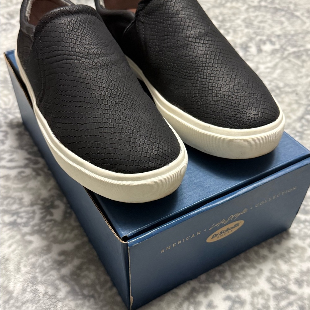 Wander Women's Black Textured Slip-On Sneakers